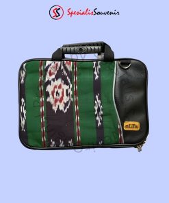 Tas laptop batik premium berbahan berkualitas dengan jahitan rapi untuk kebutuhan profesional.