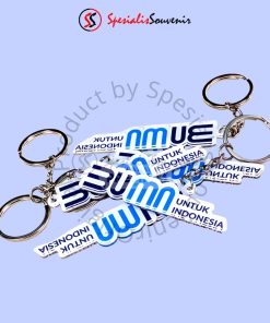 Gantungan kunci akrilik 2 sisi dengan cetak jernih dan finishing rapi untuk souvenir dan merchandise.