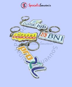 Gantungan kunci akrilik foto dengan hasil cetak tajam cocok untuk hadiah personal.