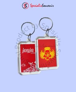 Gantungan kunci mika custom dengan bahan bening kuat untuk hadiah dan promosi bisnis.