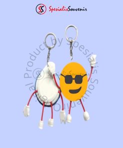 Gantungan kunci pin boneka custom dengan karakter unik sesuai permintaan untuk hadiah dan branding.