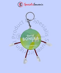 Gantungan kunci pin boneka dengan desain lucu dan detail rapi cocok untuk souvenir dan merchandise.