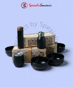 Hampers Idul Fitri custom box kayu dengan isi sajadah travel dan tasbih digital.