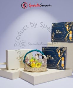 Hampers Lebaran rotan eksklusif isi mangkok keramik motif dan tumbler custom.