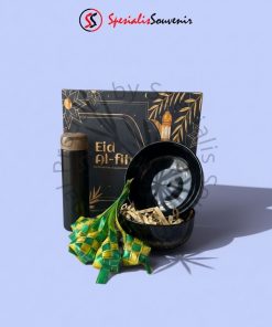 Hampers Idul Fitri custom hard box dengan sajadah travel dan tasbih digital.