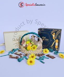 Hampers Idul Fitri custom premium box kayu isi sajadah travel dan tasbih digital.