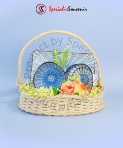 Hampers rotan eksklusif isi mangkok keramik motif dan tumbler custom.