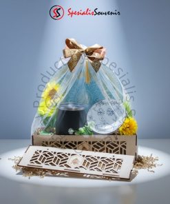 Paket hampers Idul Fitri custom dengan tumbler dan sajadah travel.
