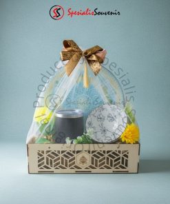 Hampers Idul Fitri custom premium box kayu isi sajadah travel.