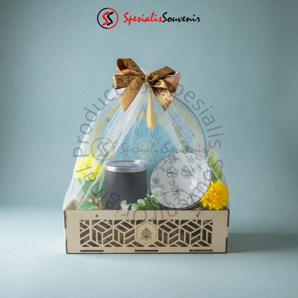 hampers-lebaran-piring-cantik Hampers Idul Fitri custom premium box kayu isi sajadah travel.
