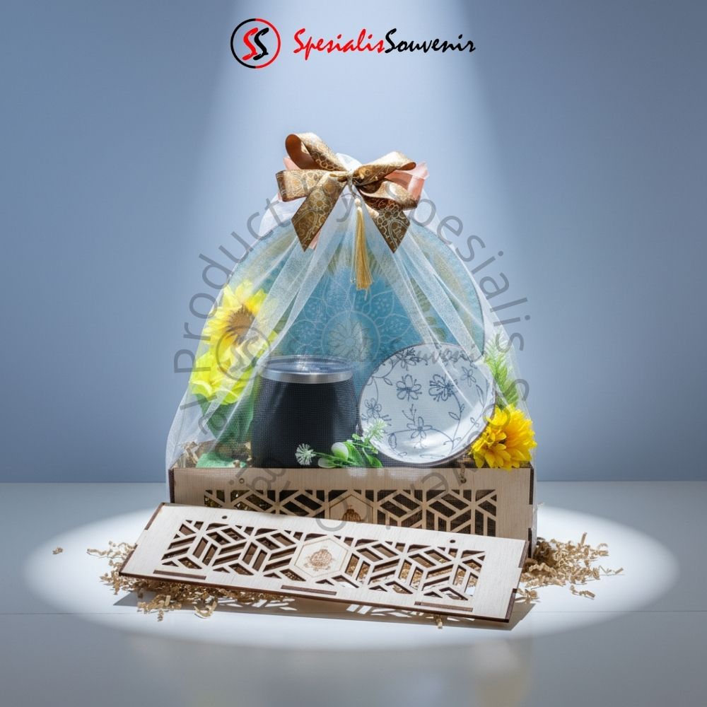 hampers-lebaran-piring Paket hampers Idul Fitri custom dengan tumbler dan sajadah travel.