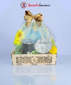 Hampers rotan eksklusif isi mangkok keramik motif dan tasbih digital.