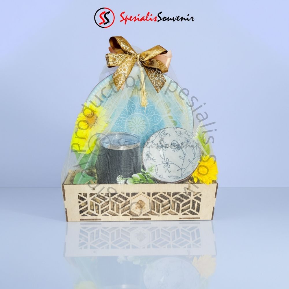 hampers-lebaran-rotan Hampers rotan eksklusif isi mangkok keramik motif dan tasbih digital.