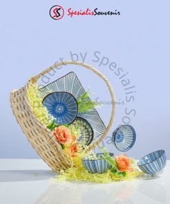 Hampers Idul Fitri custom box kayu isi sajadah travel dan tasbih digital.