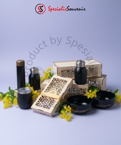 Hampers Lebaran rotan eksklusif isi mangkok keramik motif dan tumbler custom.